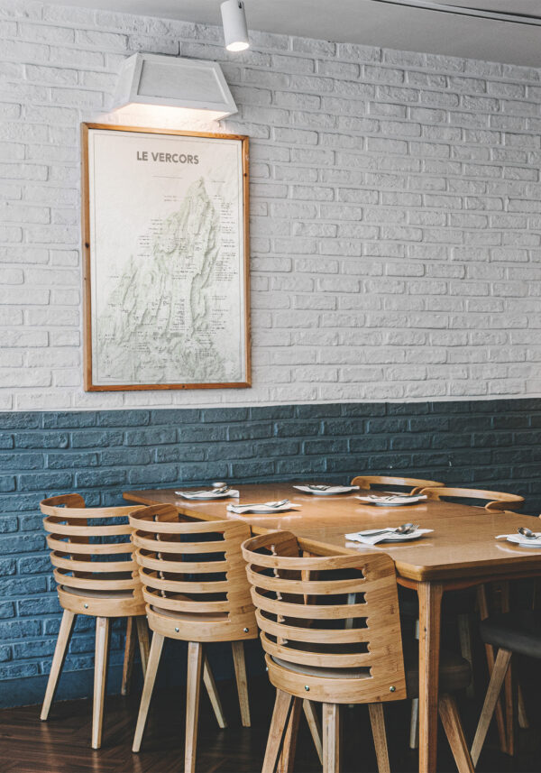 Affiche poster de la carte du Vercors, exposée dans un restaurant.